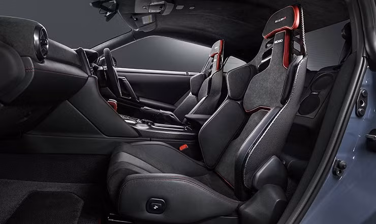 nissan bo sung them phien ban dac biet cho dong xe gt r hinh 6