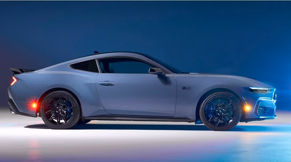 chiec ford mustang gt 2024 dau tien duoc dau gia hinh 8