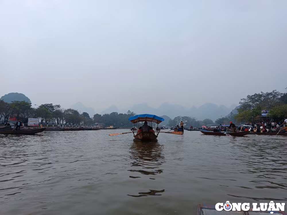 hang nghin nguoi du xuan le hoi chua huong trong ngay dau mo hoi hinh 5