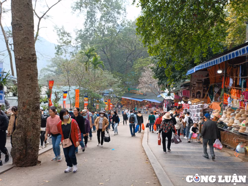 hang nghin nguoi du xuan le hoi chua huong trong ngay dau mo hoi hinh 20