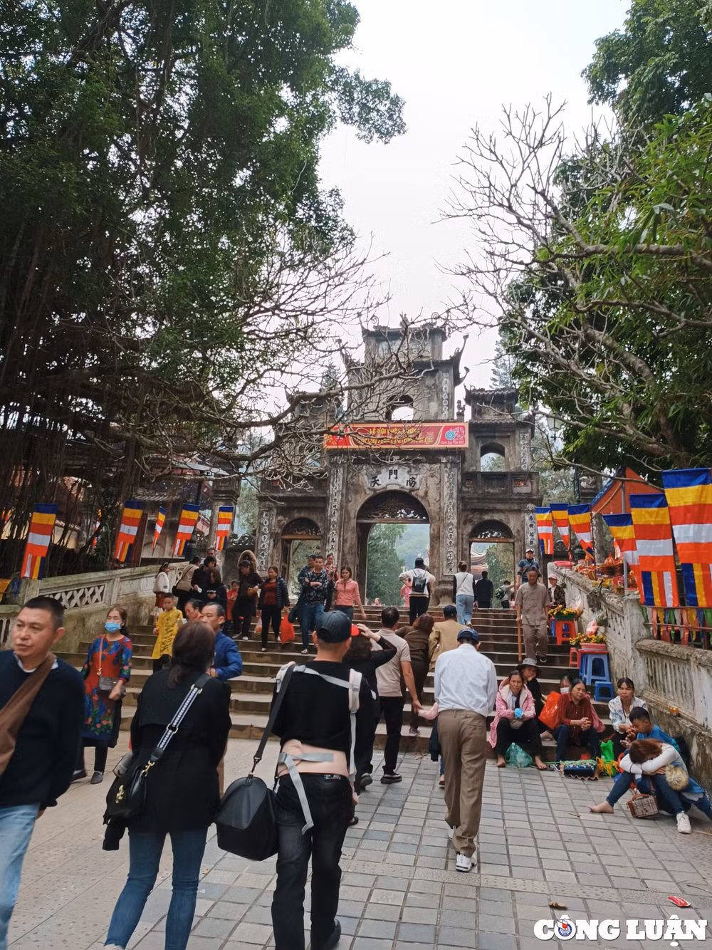 hang nghin nguoi du xuan le hoi chua huong trong ngay dau mo hoi hinh 22
