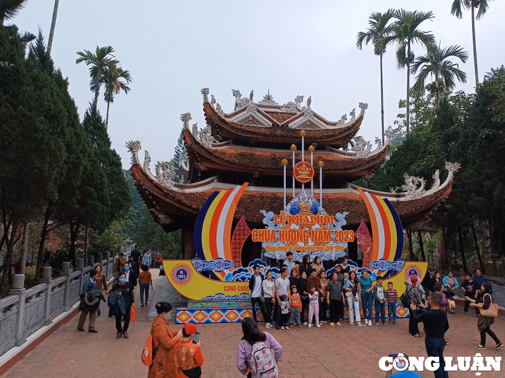 hang nghin nguoi du xuan le hoi chua huong trong ngay dau mo hoi hinh 25