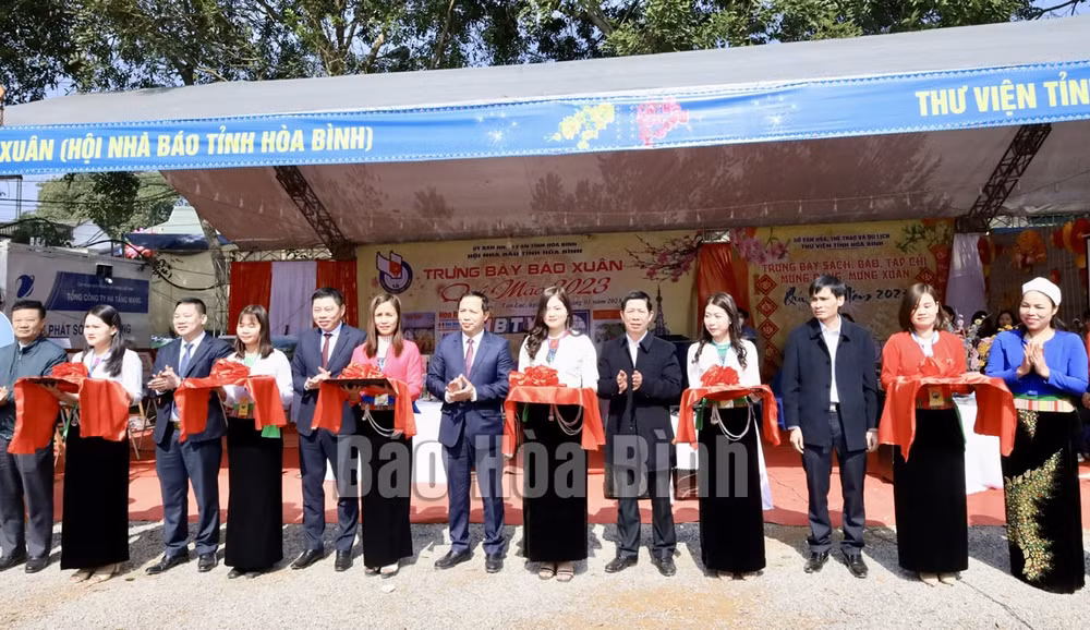 hoi nha bao tinh hoa binh to chuc trung bay bao xuan quy mao 2023 hinh 1