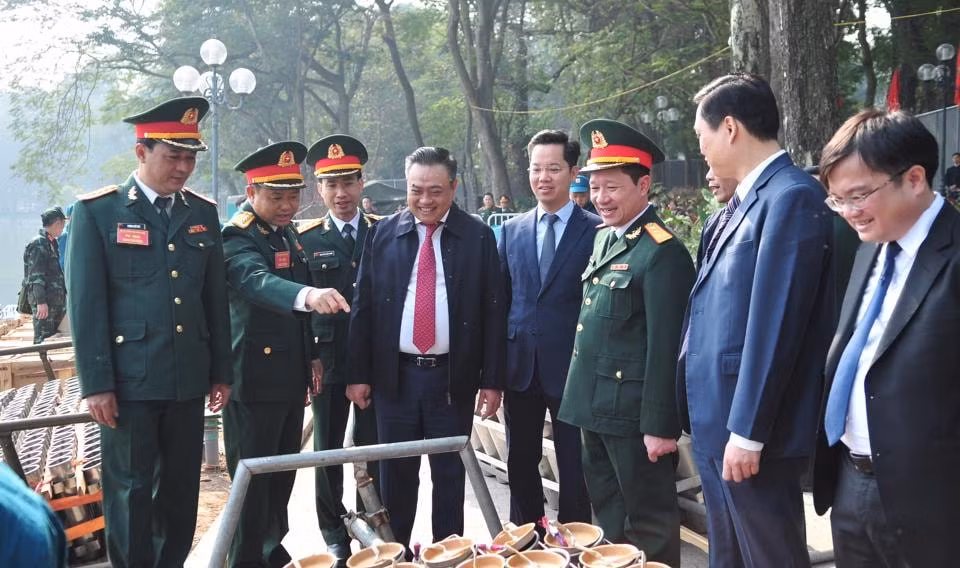 chu tich ubnd tp ha noi kiem tra tran dia phao hoa phuc vu nhan dan dem giao thua hinh 1