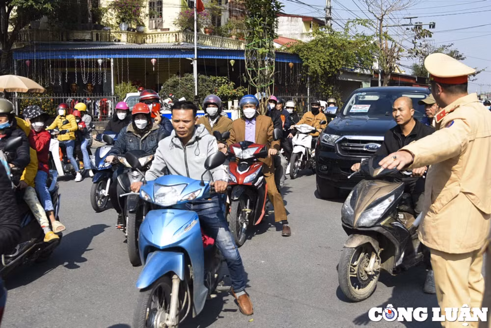 hang van nguoi do ve cho vieng tac duong dai hang cay so hinh 9
