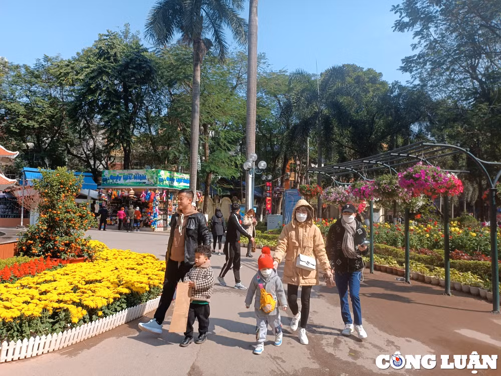 cong vien thu le hut khach tham quan trong nhung ngay dau nam moi quy mao hinh 2