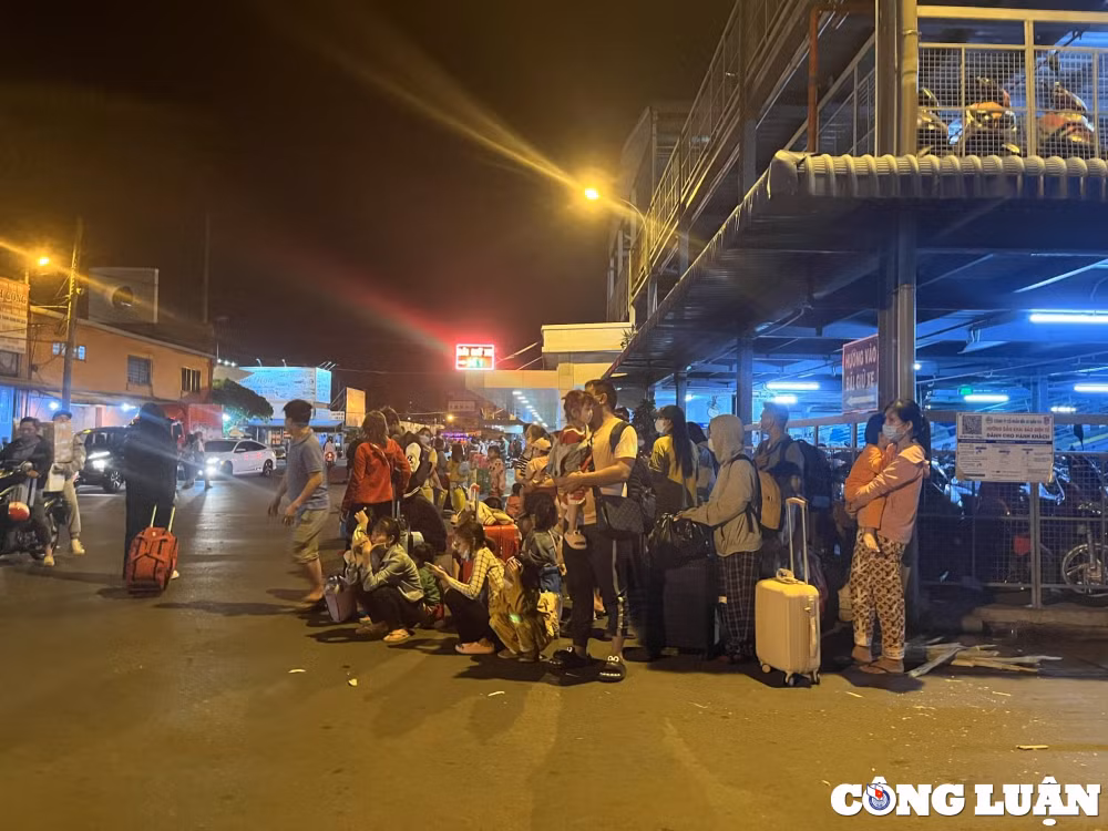 gia tang dot bien khach van kho dat taxi tu san bay ben xe hinh 3