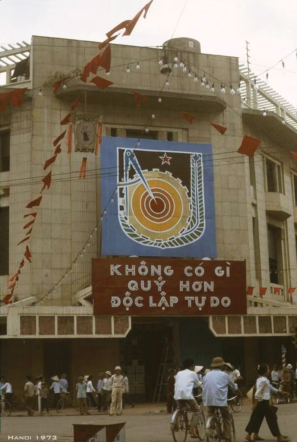 tet hoa binh dau tien hinh 5