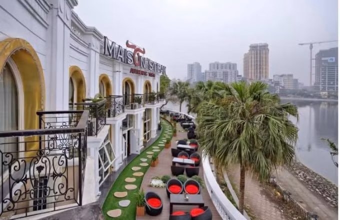 Một góc của nhà hàng Maison ở khu bán đảo hồ Hoàng Cầu mà theo lãnh đạo UBND phường Ô Chợ Dừa là không nhận thấy sai phạm