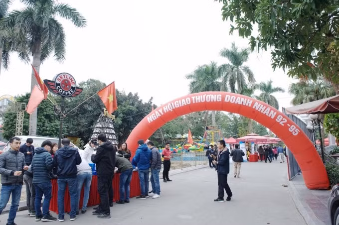 Khu bán đảo hồ Hoàng Cầu luôn nhận được các hợp đồng lớn để tổ chức sự kiện hoành tráng, công khai, nhưng chính quyền địa phương lại...không biết