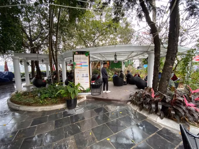 Quán cafe chiếm dụng không gian của người dân