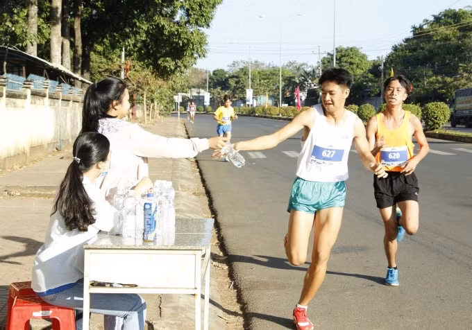 Các trạm tiếp nước dọc đường chạy giúp các VĐV duy trì sự bền bỉ.