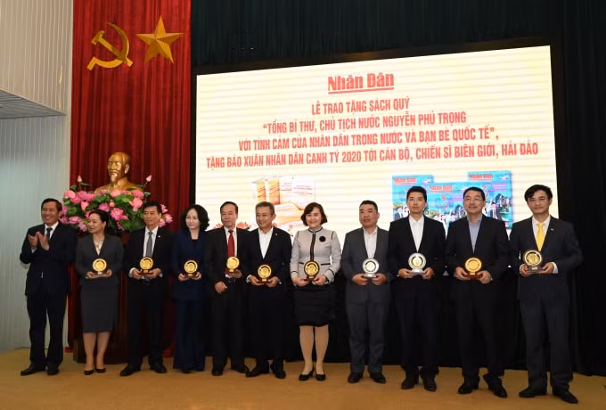 Tổng Biên tập Báo Nhân Dân Thuận Hữu tặng kỷ niệm chương tri ân các đơn vị đồng hành (Ảnh: Duy Linh)