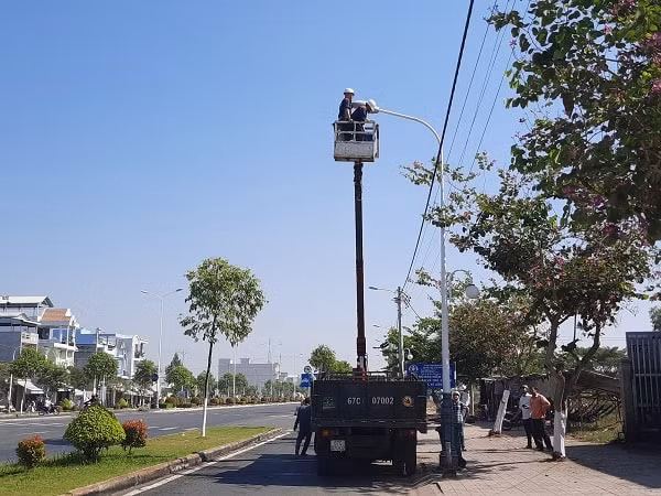 Ngay sau Lễ khởi công, Công ty cổ phần Slighting Việt Nam tiến hành thay thế đèn Led trên tuyến phố Tân Lộ Kiều Nương, TP. Châu Đốc, An Giang. Ảnh: TH