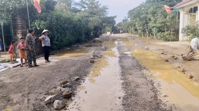Người dân nơi đây đã phải “cắn răng chịu đựng” mỗi khi đi qua con đường chực chờ “bẫy” người này