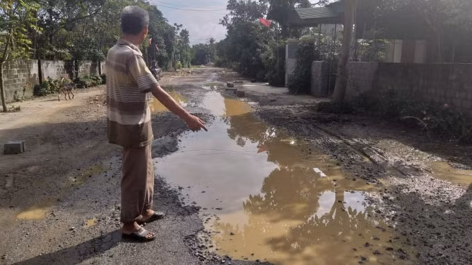 Người dân mong mỏi sớm đầu tư sửa chữa, xây dựng con đường mới để lưu thông được an toàn, ổn định cuộc sống.