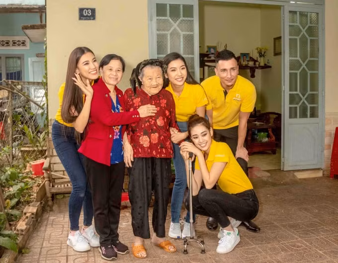 Mẹ Việt Nam Anh hùng Phạm Thị Nhược dù đã 99 tuổi nhưng vẫn còn mẫn tuệ, tiếp xúc vui vẻ cùng Top 3 Hoa hậu Hoàn vũ Việt Nam 2019. Ảnh: CK