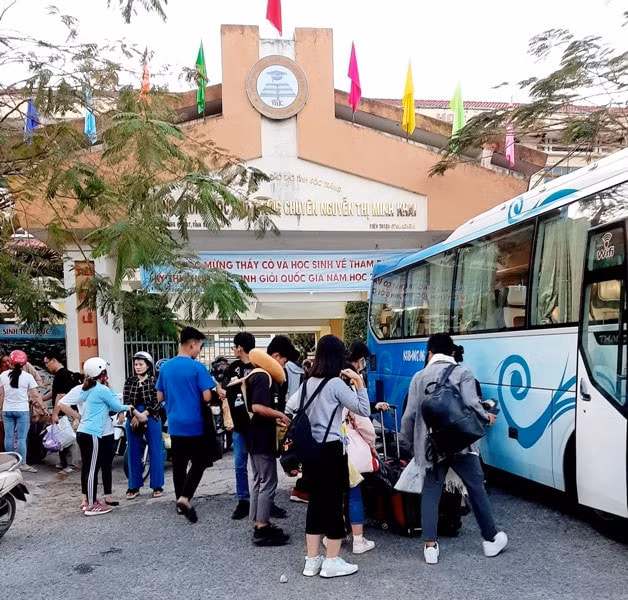 Học sinh trường THPT chuyên Nguyễn Thị Minh Khai đi trải nghiệm ở Đà Lạt. Ảnh TL.