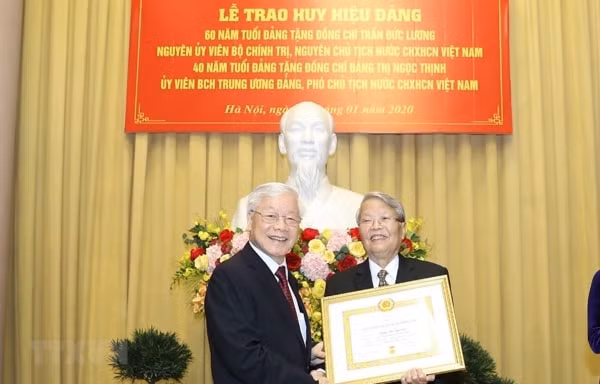Tổng Bí thư, Chủ tịch nước Nguyễn Phú Trọng trao Huy hiệu 60 năm tuổi Đảng tặng đồng chí Trần Đức Lương. Ảnh: TTXVN