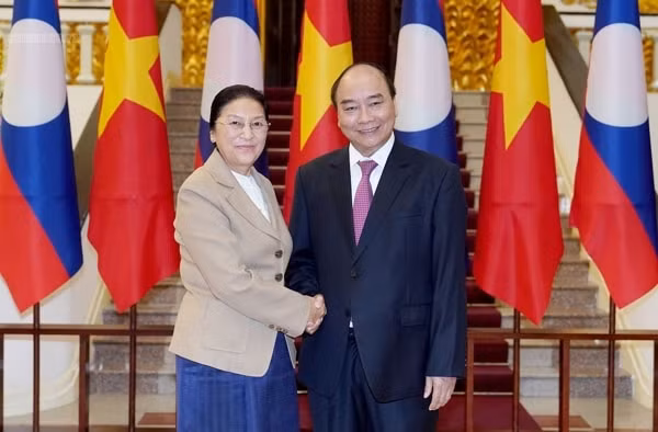 Thủ tướng Nguyễn Xuân Phúc tiếp Chủ tịch Quốc hội Lào Pany Yathotou. Ảnh: VGP