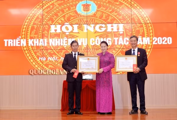 Chủ tịch Quốc hội trao tặng Huân chương Lao động cho các tập thể, cá nhân đạt thành tích xuất sắc của Kiểm toán Nhà nước. Ảnh: quochoi.vn