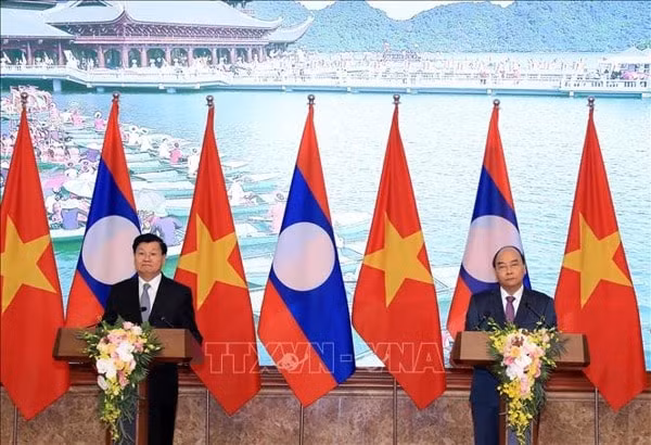 Thủ tướng Nguyễn Xuân Phúc và Thủ tướng Lào Thongloun Sisoulith gặp gỡ báo chí sau khi kết thúc Kỳ họp. Ảnh: TTXVN