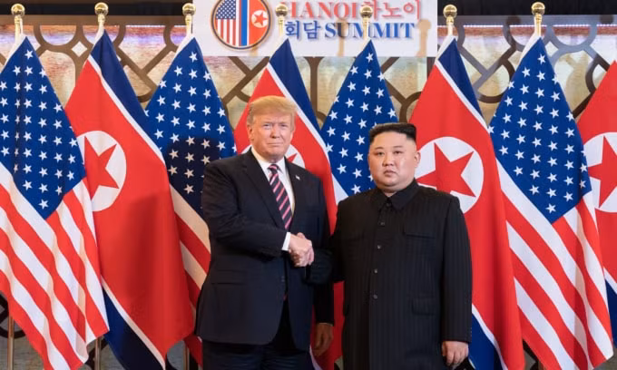 Chủ tịch Triều Tiên Kim Jong-un (trái) và Tổng thống Mỹ Donald Trump gặp nhau trong cuộc gặp Thượng đỉnh Mỹ - Triều tại Hà Nội.