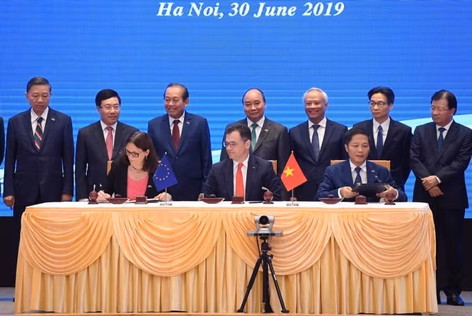 Thủ tướng Nguyễn Xuân Phúc chứng kiến lễ ký Hiệp định Thương mại tự do (EVFTA) và Hiệp định Bảo hộ Đầu tư (EVIPA) giữa Việt Nam và Liên minh Châu Âu, ngày 30/6/2019, tại Hà Nội.