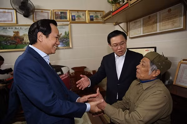 Phó Thủ tướng Vương Đình Huệ thăm hỏi thương binh Đào Đức Toàn. Ảnh: VGP