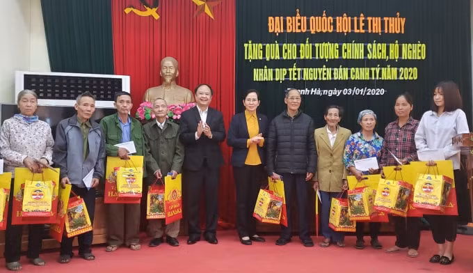 Đoàn đại biểu trao quà cho các gia đình tại huyện Thanh Hà, Hải Dương.