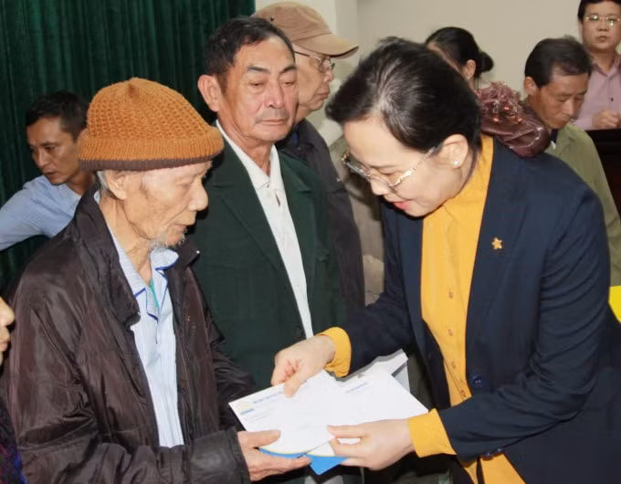 Bà Lê Thị Thủy trao quà cho các gia đình chính sách tại huyện Kim Thành, tỉnh Hải Dương.