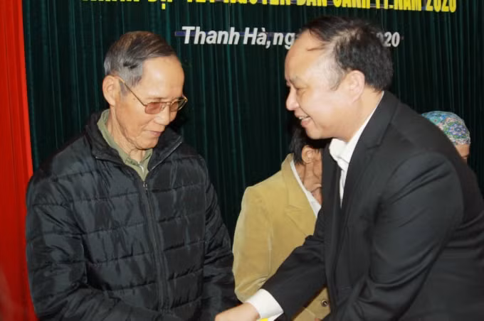 Đại diện Tổng công ty đầu tư phát triển nhà và đô thị Nam Hà Nội trao quà cho các gia đình có hoàn cảnh khó khăn.