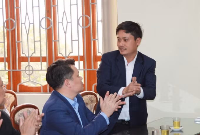 Nhà báo Lê Trần Nguyên Huy – Ủy viên Ban Chấp hành Hội Nhà báo Việt Nam, Tổng Biên tập báo Nhà báo & Công Luận đồng hành cùng đoàn đại biểu.