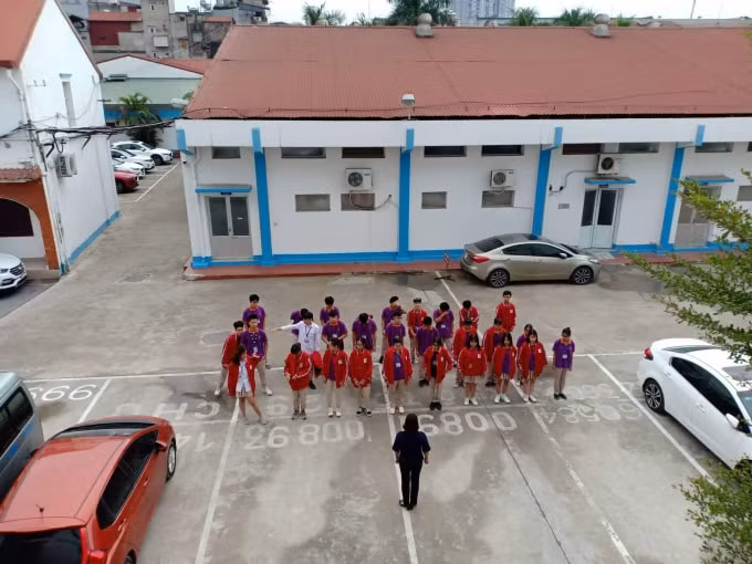 Học sinh Trường THPT Văn Lang đang tập thể dục trong khuôn viên của Công ty CP Dược phẩm Trung Ương I.