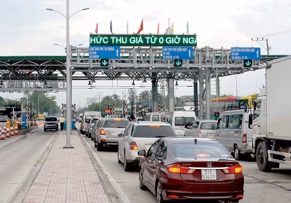 Xả trạm thu phí để giải quyết ùn tắc giao thông trong dịp nghỉ lễ 2/9 (Ảnh minh họa)