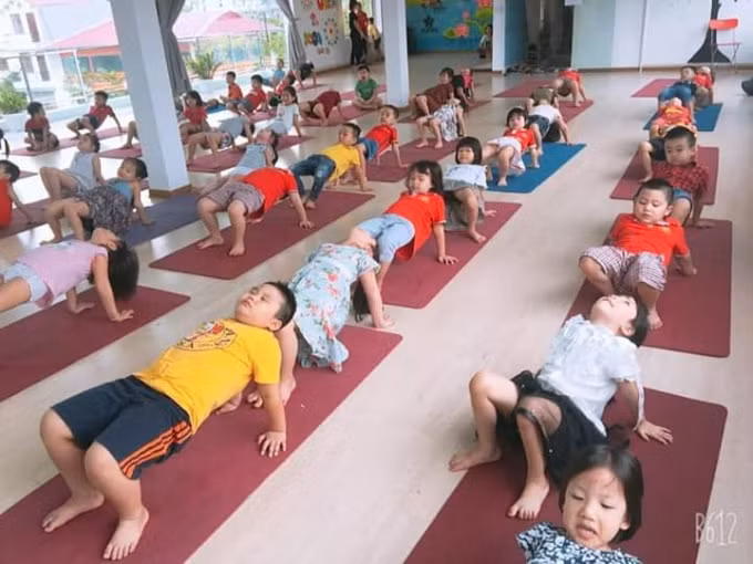 Rèn luyện thể chất để các bé phát triển khỏe mạnh là một trong những ưu tiên của nhà trường.