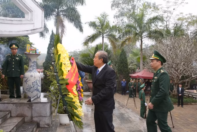 Phó Thủ tướng Trương Hòa Bình dâng hương tại nghĩa trang quốc gia Vị Xuyên, tỉnh Hà Giang. Ảnh: VGP