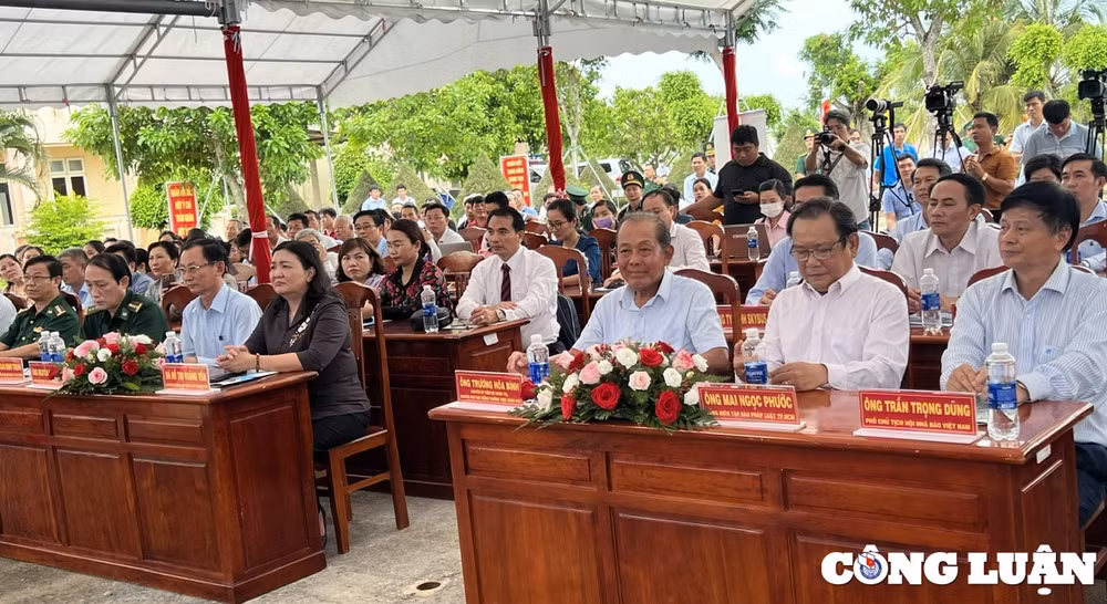 chuong trinh cung ngu dan thap sang den tren bien den voi tinh ben tre hinh 1
