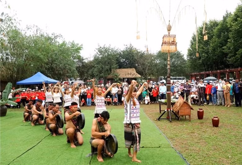 500 nghe nhan cac dan toc tham gia ngay hoi dai ngan tay nguyen tinh hoa hoi tu hinh 1
