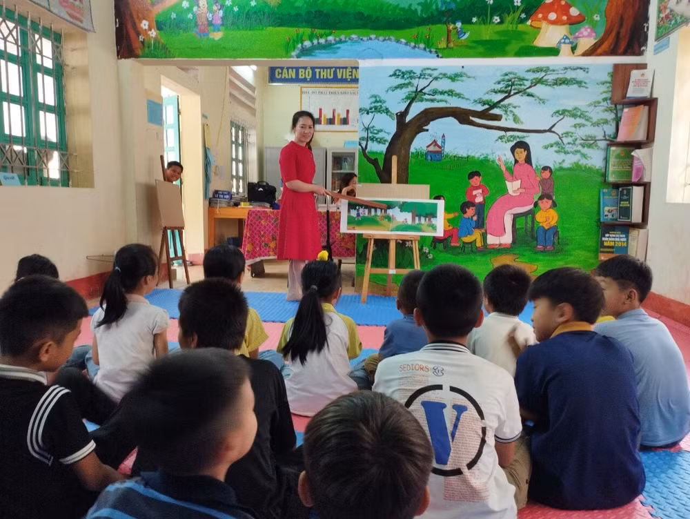 co giao thu vien truong hoc lam viec quan quat luong khong du an hinh 1