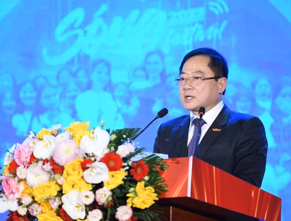 bao tien phong 70 nam nhan van ban linh va doi moi hinh 3