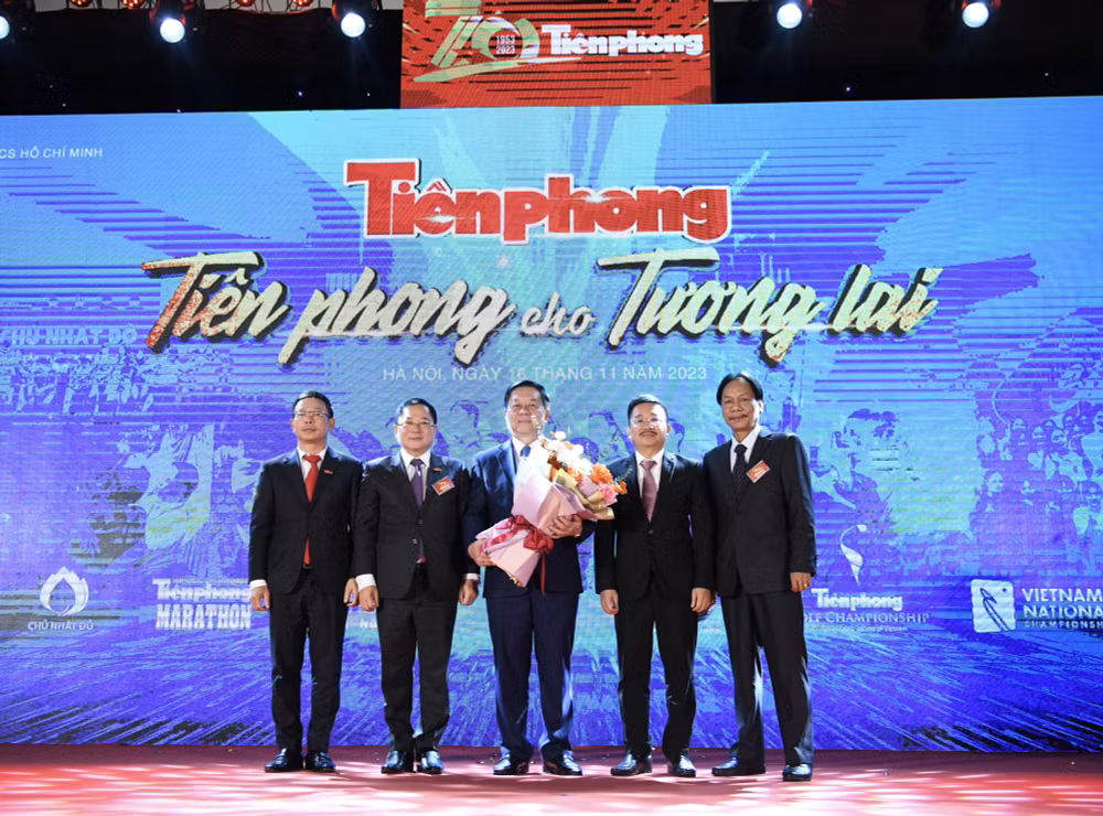 bao tien phong 70 nam nhan van ban linh va doi moi hinh 2