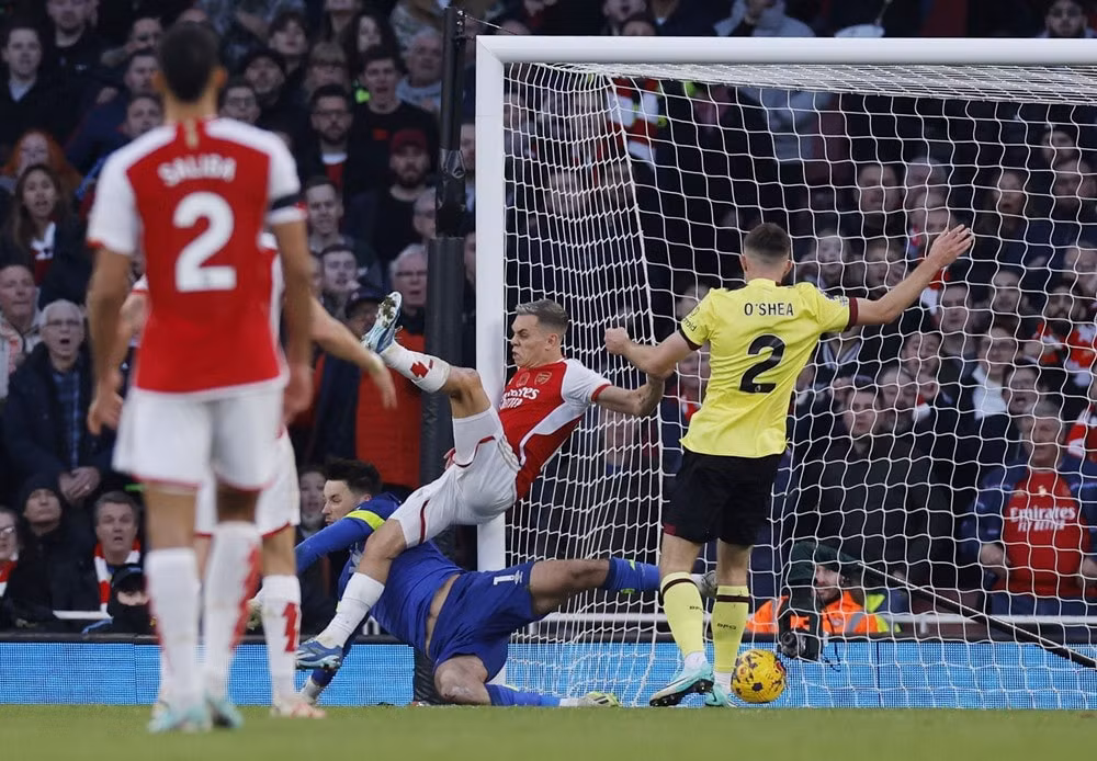 thang burnley 3 1 arsenal ap sat ngoi dau cua man city hinh 1