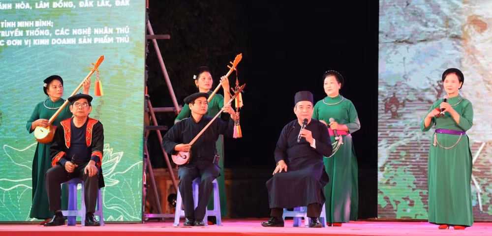 dac sac chuong trinh giao luu trinh dien di san van hoa vung mien hinh 2