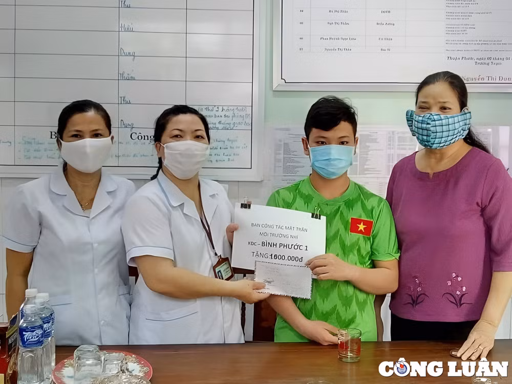 biet doi nhi thu gom rac tai nguyen gay quy tu thien o da nang hinh 5