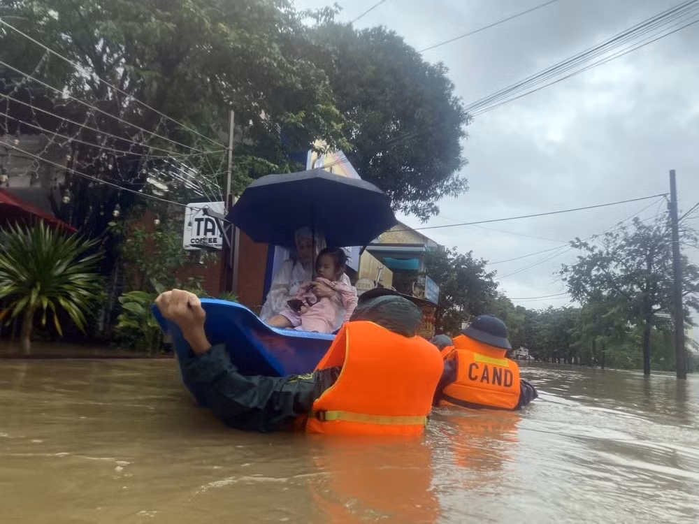 chu dong so tan di doi ngay nguoi va phuong tien ra khoi khu vuc bi ngap sau do mua lu hinh 1