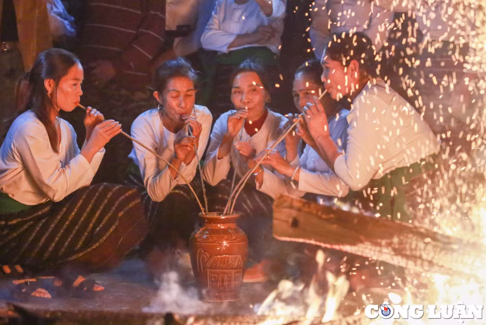 chung vui ngay hoi dai doan ket phat huy tinh than tuong than tuong ai hinh 16