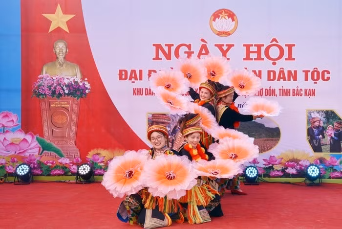 pho chu tich quoc hoi du ngay hoi dai doan ket tai thon ban cuon bac kan hinh 4