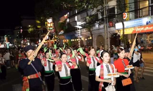 lien hoan lang du lich cong dong 8 tinh tay bac mo rong tai hoa binh hinh 1
