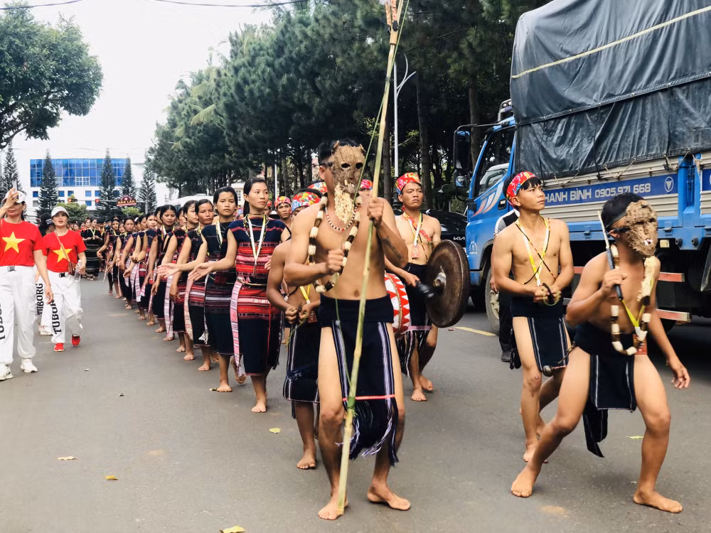 ron rang le hoi duong pho chao mung festival van hoa cong chieng tay nguyen hinh 4